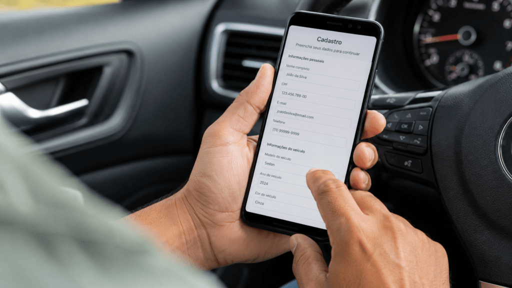 Motorista preenchendo cadastro pelo celular para solicitar financiamento de carro para motorista de aplicativo