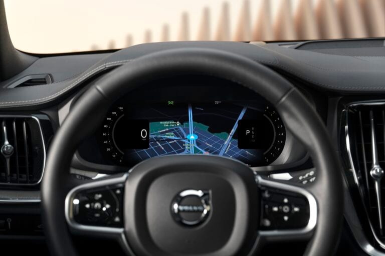 Atualização de software no carro: painel da Volvo exibindo a nova interface Volvo Car UX