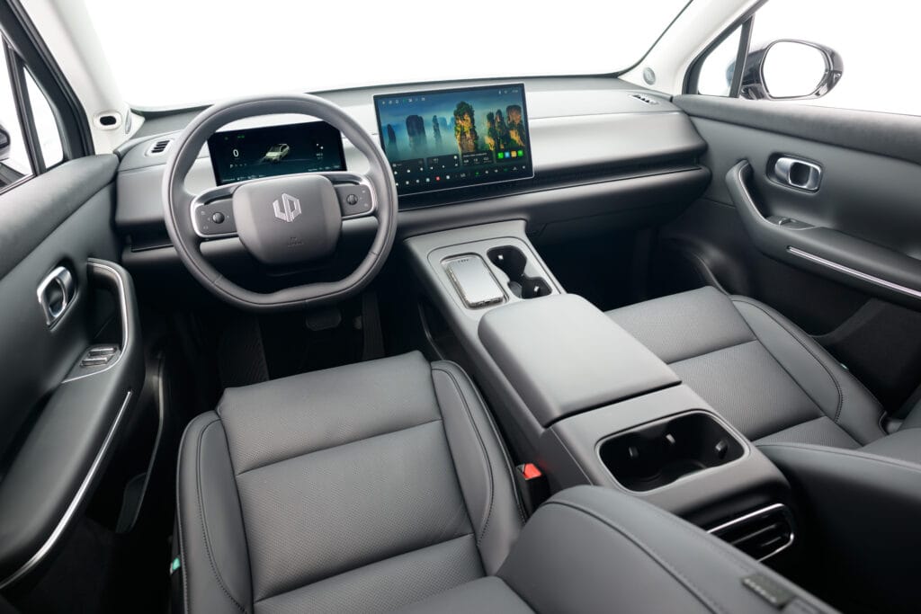 Carro elétrico com mais autonomia: painel do Leapmotor C10 Ultra-Híbrido exibindo dados de autonomia combinada