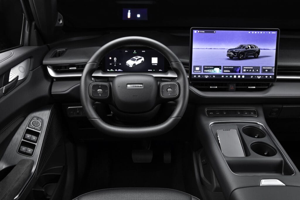 Carro híbrido ou elétrico: interior do GWM Haval H6 com painel digital e multimídia