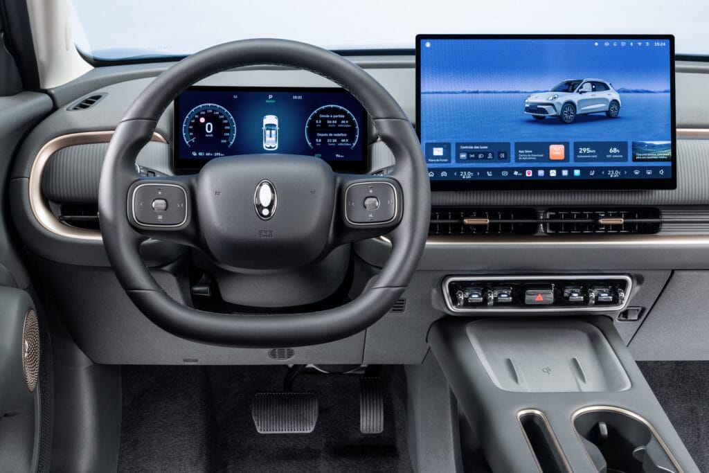 Como escolher SUV híbrido ou elétrico: interior do GWM Ora 5 com central multimídia e painel digital