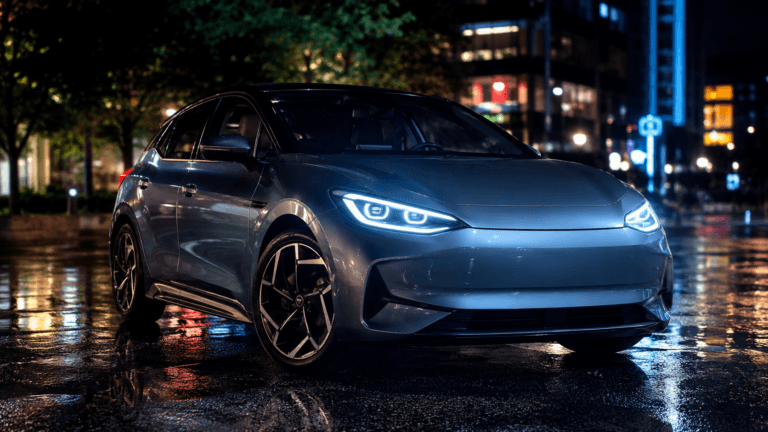 GAC Aion UT: design noturno do elétrico chinês com faróis expressivos e frente sem grade