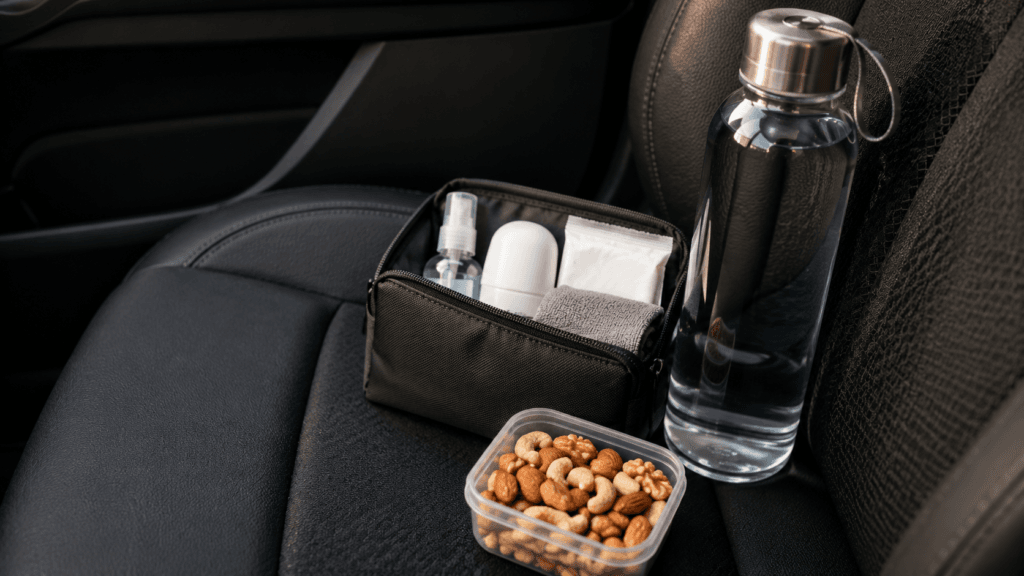 Saúde do motorista de app: kit compacto de prevenção com água, suplemento e lanche saudável no carro.