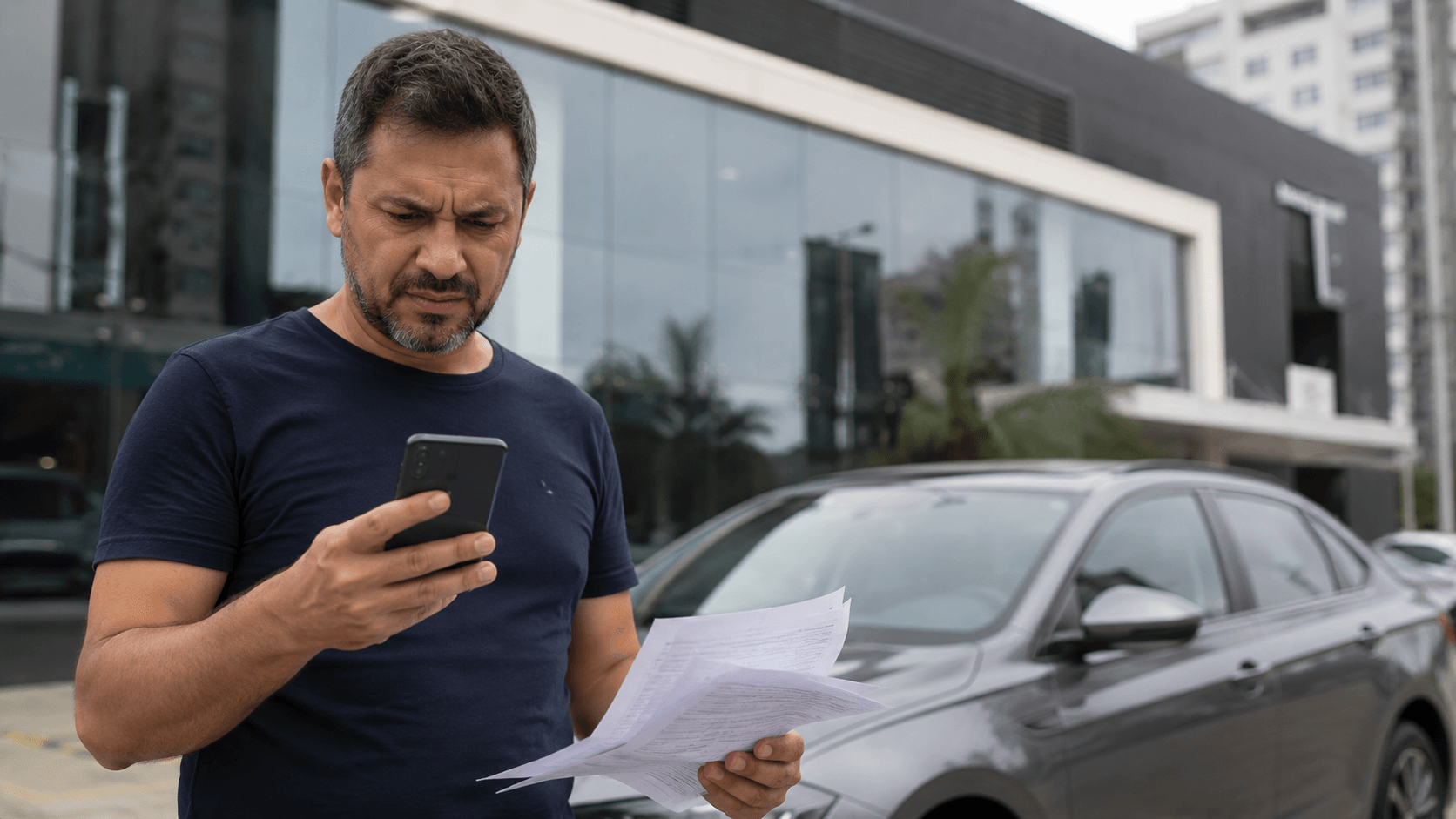 Move Brasil motorista de app: motorista com documentos na mão após ter financiamento negado pelo banco.