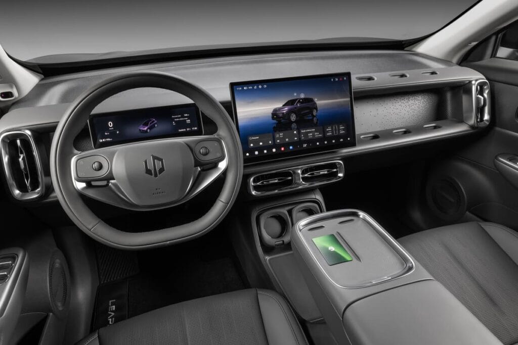 O que é REEV: interior do Leapmotor B10 Ultra-Híbrido com central multimídia