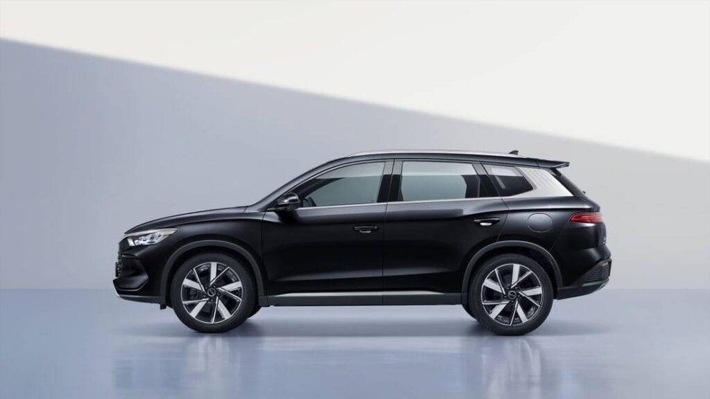 BYD Song Pro com painéis solares: vista lateral do SUV médio híbrido plug-in