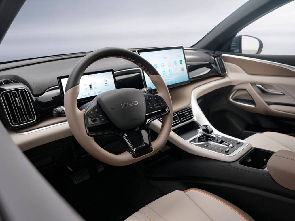 BYD Song Pro com painéis solares: interior bege com painel digital e central multimídia integrados
