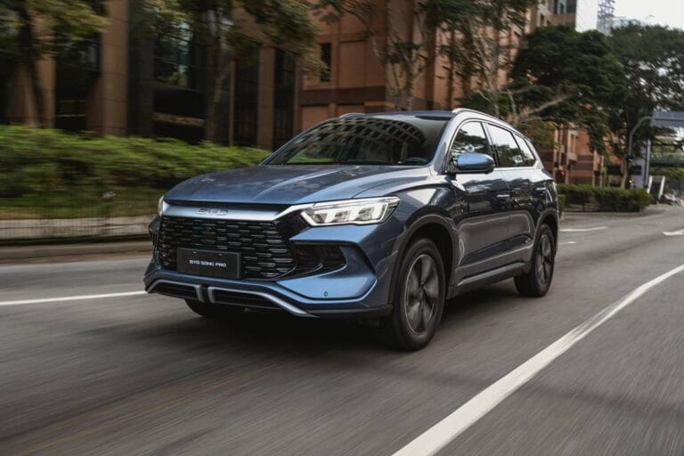 BYD Song Pro com painéis solares: vista frontal ¾ do SUV híbrido plug-in flex