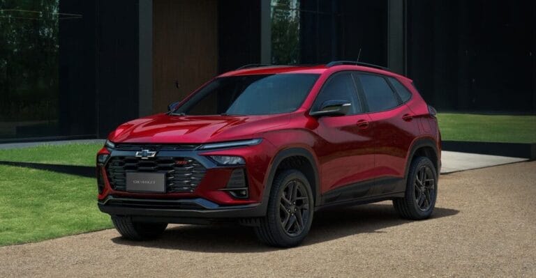Correia banhada a óleo do Tracker: Chevrolet Tracker 2027 vermelho visto de frente