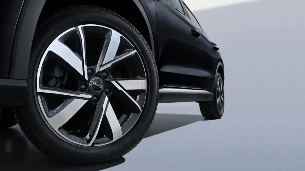 Detalhe de roda e freio a disco de carro híbrido com frenagem regenerativa