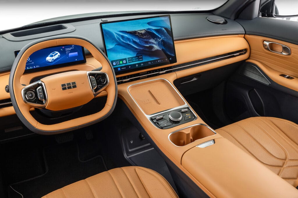 Geely EX5 EM-i: interior com sistema Flyme Auto e três telas integradas