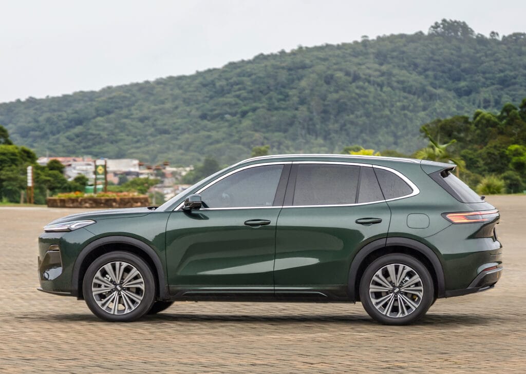 Geely EX5 EM-i: vista lateral mostrando as proporções do SUV categoria D