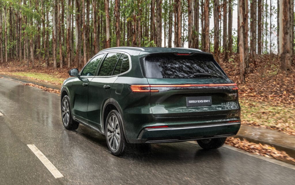 Geely EX5 EM-i: vista traseira ¾ mostrando o design com lanternas em LED tridimensional