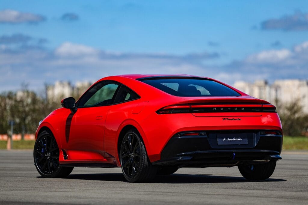 Honda Prelude Brasil: vista traseira ¾ mostrando o design inspirado em planador