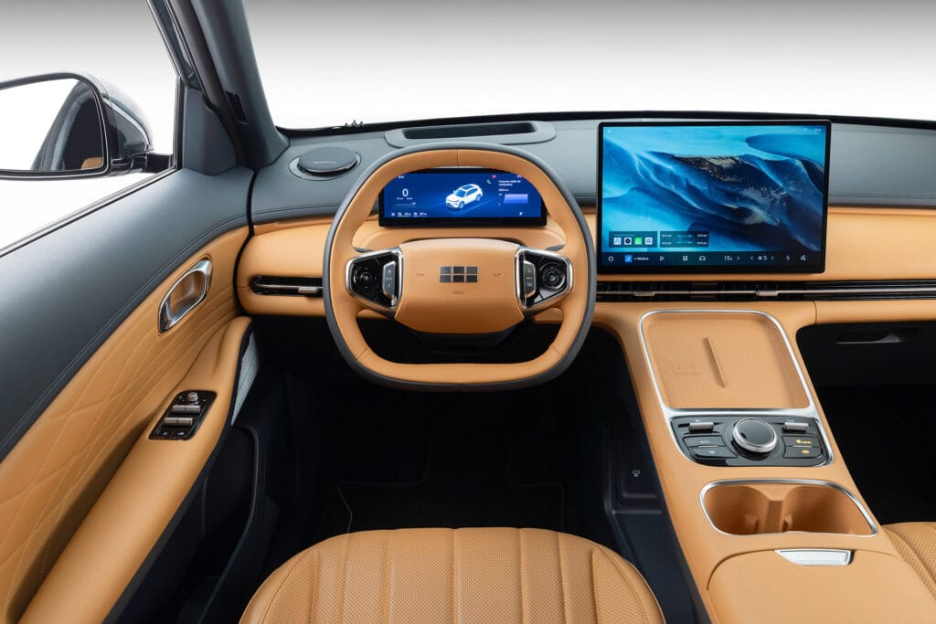 Manutenção de carro elétrico: interior do Geely EX5 EM-i com múltiplas telas digitais