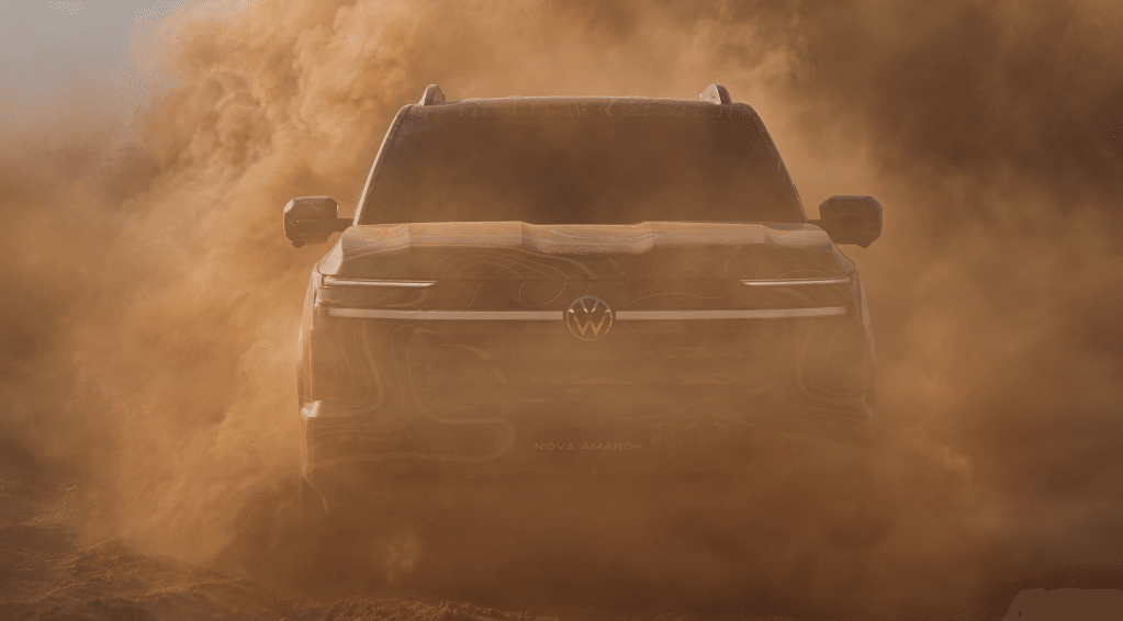Nova Amarok 2027 camuflada, vista dianteira levantando poeira