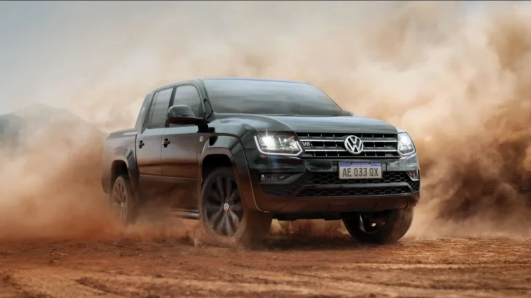 Amarok sul-americana atual, versão V6, em movimento sobre terra