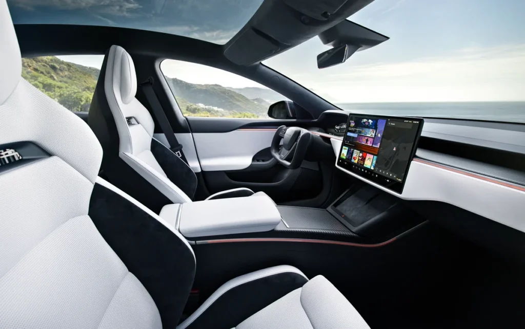 Conjunto de câmeras do Autopilot no Model S, alvo do limpador a laser da Tesla