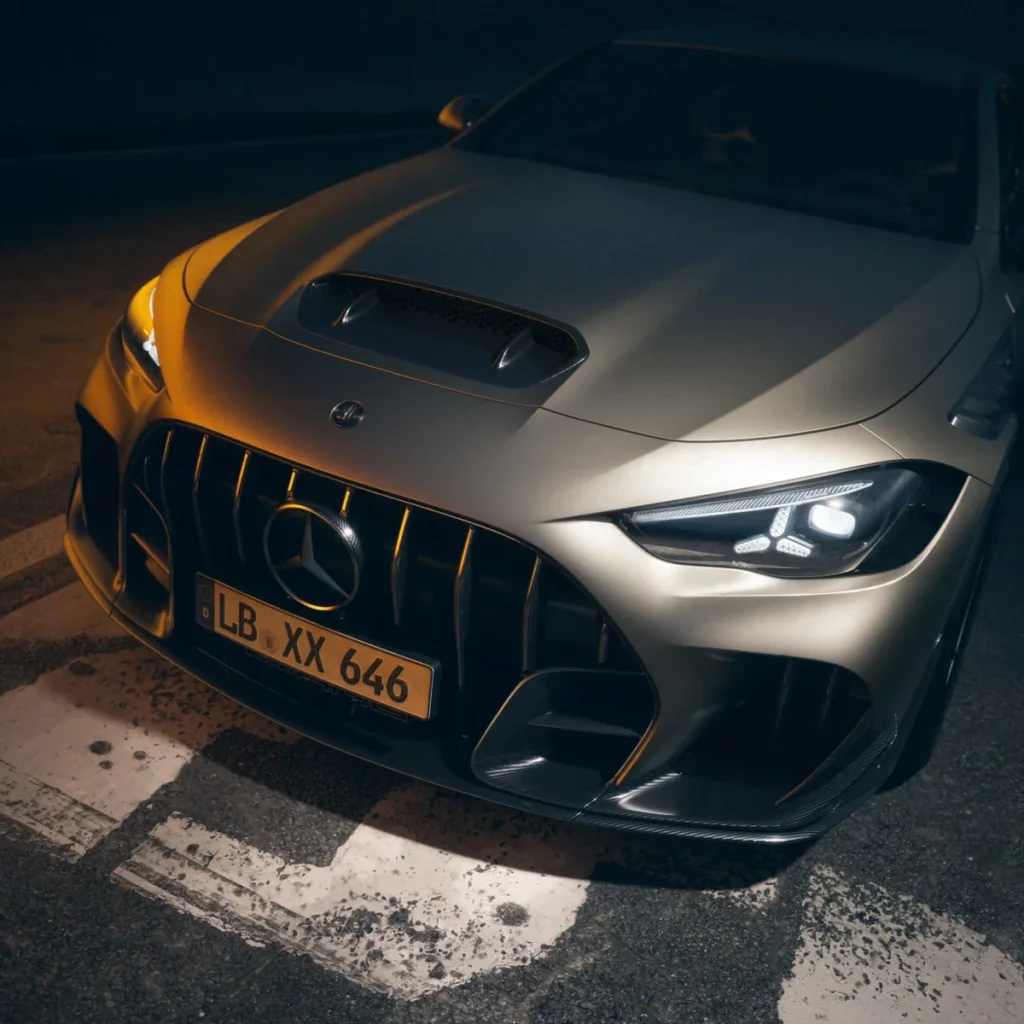 Capô com entrada de ar do motor V8 do Mercedes-AMG CLE 646