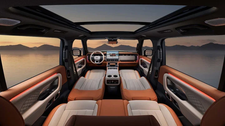 Interior do SUV anfíbio da Geely mostrando bancos e teto de vidro