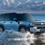 SUV anfíbio da Geely, o Zhanjian 700, cruzando água com respingos
