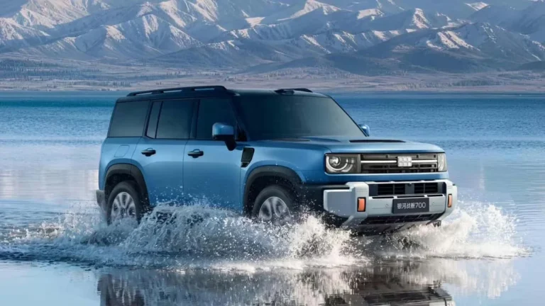 SUV anfíbio da Geely, o Zhanjian 700, cruzando água com respingos