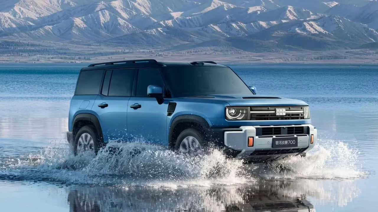 SUV anfíbio da Geely, o Zhanjian 700, cruzando água com respingos