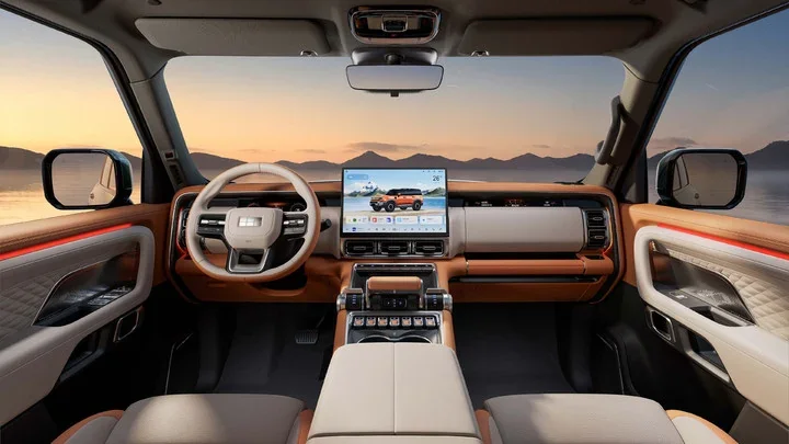 Painel do SUV anfíbio da Geely com tela central e acabamento bicolor