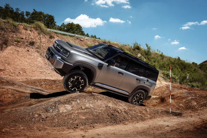 SUV anfíbio da Geely com roda articulada em terreno irregular