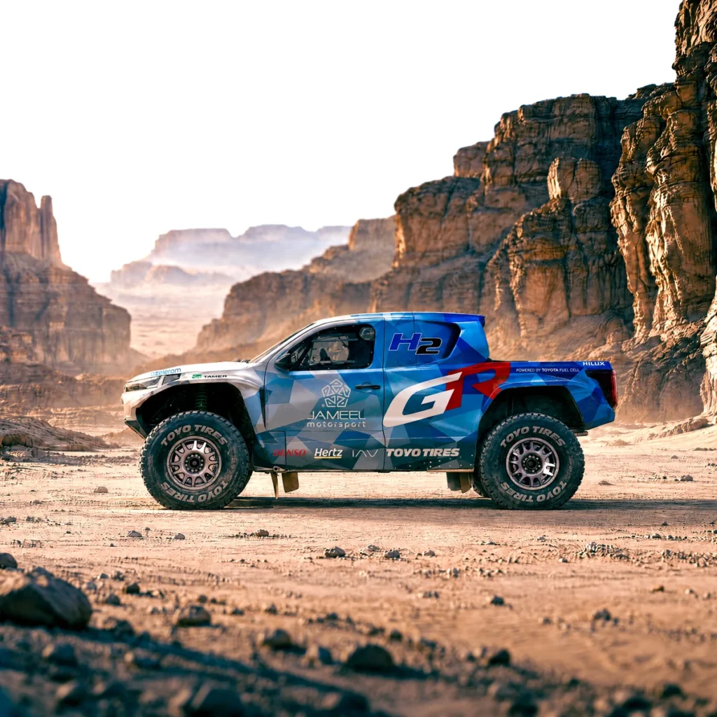 Perfil lateral da Toyota Hilux a hidrogênio para o Dakar 2027