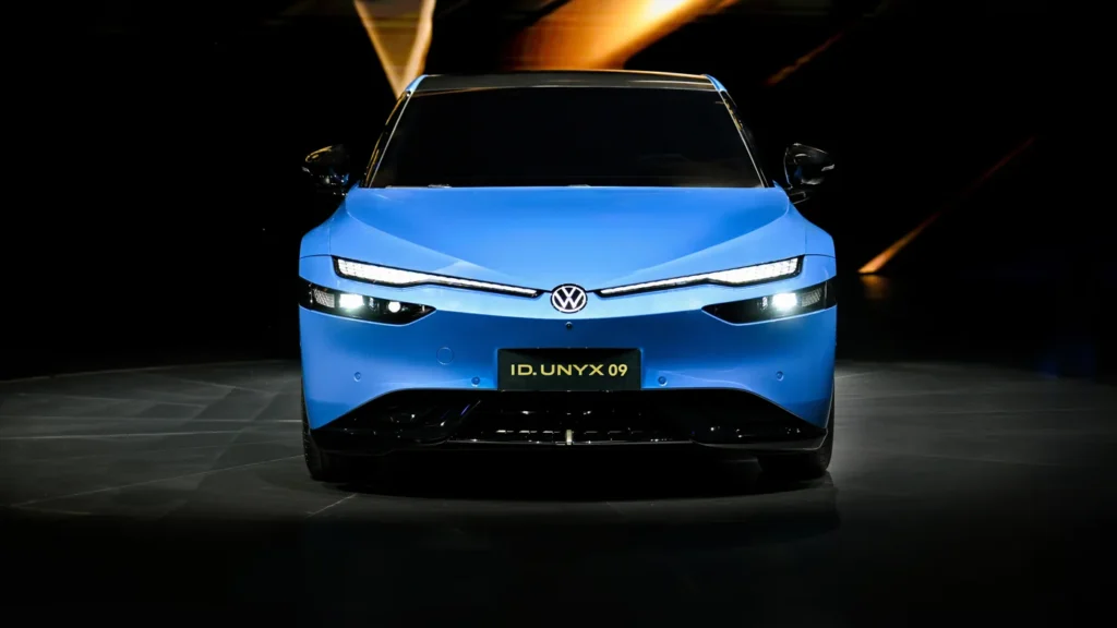 Volkswagen ID. Unyx 09, vista frontal com faixa de LED